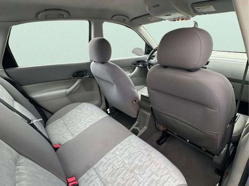 Used 2005 Ford Focus ZX4 Sedan FWD image 9