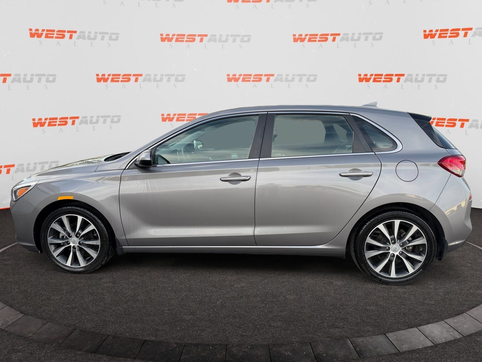 Used 2020 Hyundai Elantra GT FWD image 2