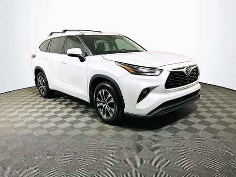 Used 2022 Toyota Highlander XLE FWD image 1