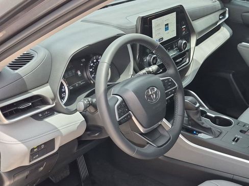 Used 2024 Toyota Highlander XLE FWD image 10