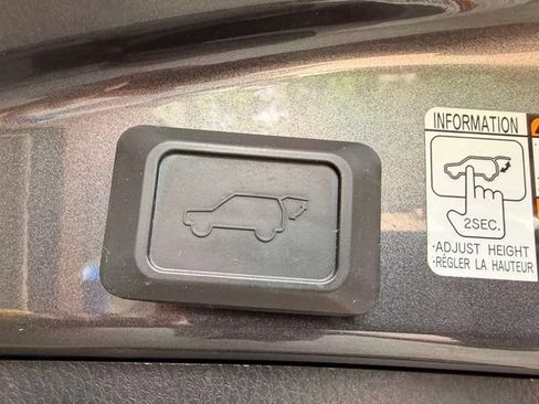Used 2017 Toyota RAV4 XLE AWD/4WD image 11