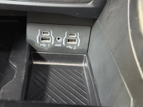 Used 2025 Chrysler Pacifica Limited FWD image 48
