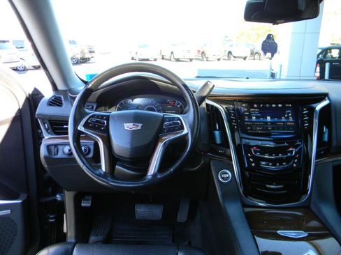 Used 2017 Cadillac Escalade Luxury image 17
