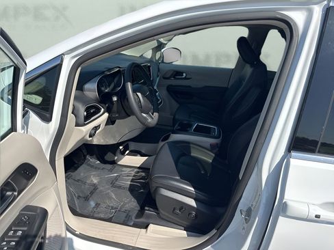 Used 2023 Chrysler Pacifica Touring-L FWD image 9