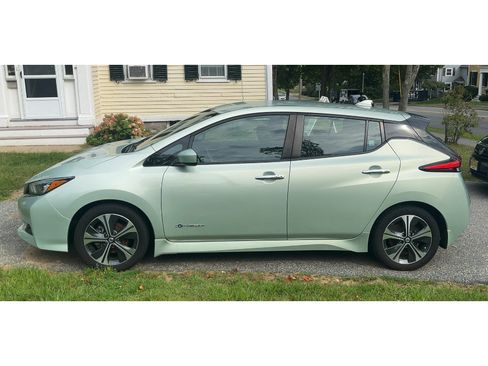 Used 2018 Nissan Leaf SV w/ SV Technology Package FWD image 3