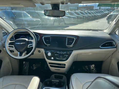 Used 2020 Chrysler Pacifica Limited image 24