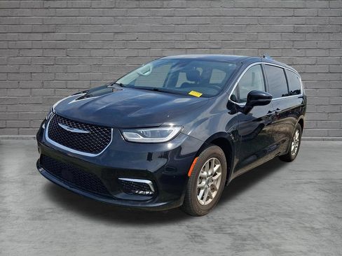 Used 2024 Chrysler Pacifica Touring-L FWD image 4