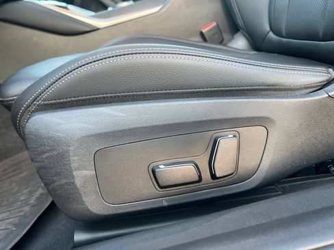 Used 2025 BMW 230i Coupe w/ M Sport Package RWD image 19
