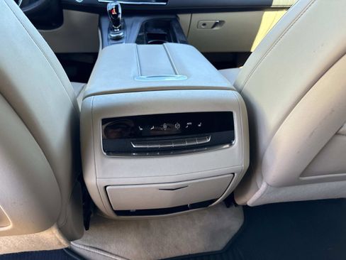 Used 2024 Cadillac Escalade Premium Luxury image 16