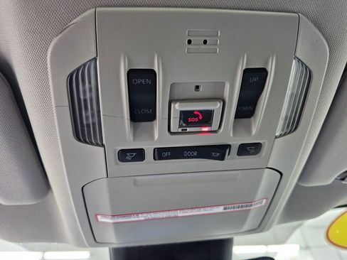 Used 2022 Toyota Highlander XLE AWD/4WD image 23