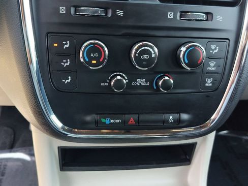 Used 2019 Dodge Grand Caravan SXT image 18