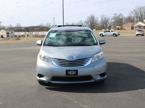 Used 2015 Toyota Sienna LE image 3