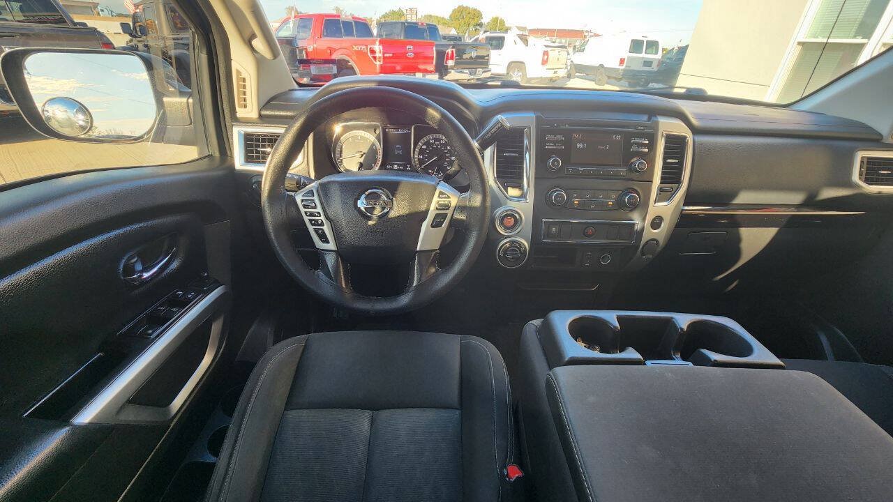Used 2018 Nissan Titan SV AWD/4WD image 12