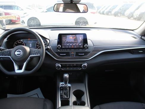 Used 2025 Nissan Altima 2.5 SV image 11