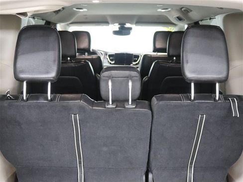 Used 2022 Chrysler Pacifica Touring-L FWD image 9