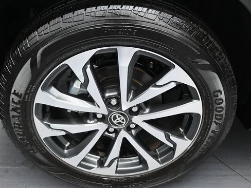 Used 2025 Toyota Corolla Cross XLE w/ Convenience Package image 32