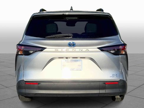 Used 2024 Toyota Sienna XLE image 4