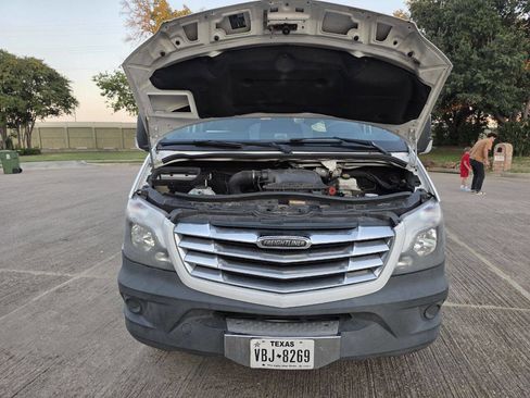Used 2014 Freightliner Sprinter 2500 image 24