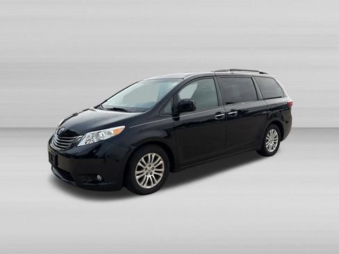 Used 2015 Toyota Sienna XLE w/ XLE Navigation Package FWD image 8