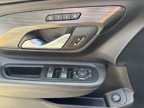 Used 2023 GMC Terrain SLT image 21