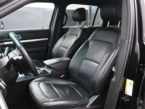 Used 2016 Ford Explorer XLT w/ Equipment Group 202A image 11
