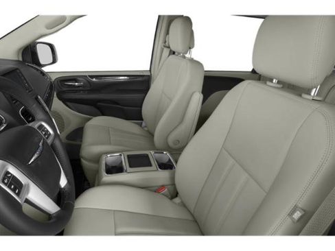 Used 2015 Chrysler Town & Country Touring image 12
