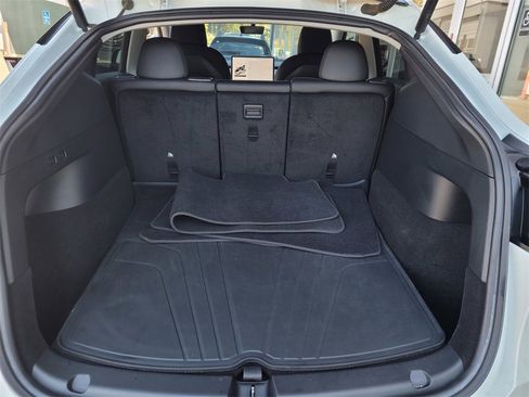 Used 2022 Tesla Model Y Long Range image 21