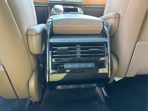 Used 2025 Land Rover Range Rover Sport SE AWD/4WD image 12