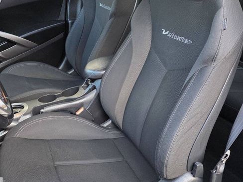 Used 2017 Hyundai Veloster FWD image 9