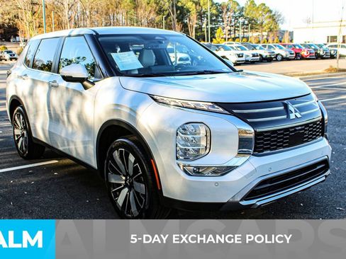 Used 2025 Mitsubishi Outlander SE image 4