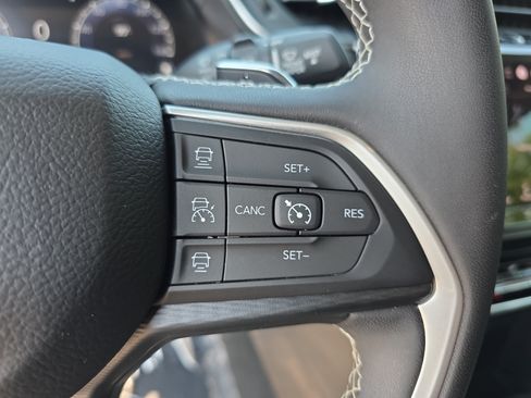 Used 2023 Jeep Grand Cherokee Laredo AWD/4WD image 15