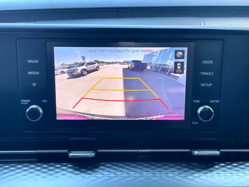 Used 2022 Kia Carnival LX FWD image 17