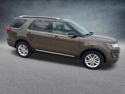 Used 2016 Ford Explorer XLT w/ Equipment Group 202A FWD image 9