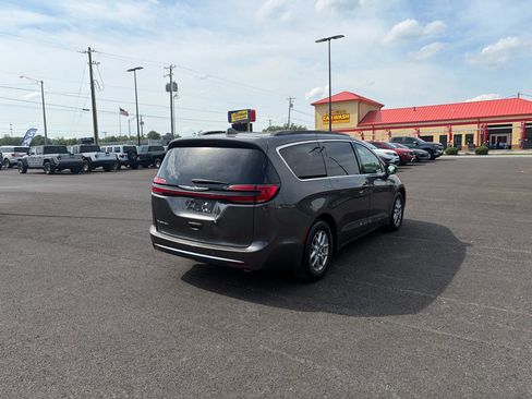 Used 2022 Chrysler Pacifica Touring-L FWD image 3