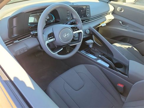 New 2025 Hyundai Elantra SE image 6