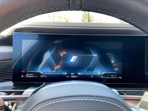 Used 2025 BMW 750e xDrive image 22