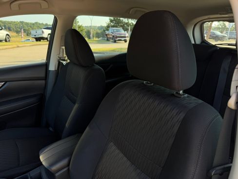 Used 2020 Nissan Rogue S FWD image 12