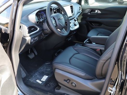New 2026 Chrysler Pacifica Select image 12