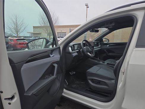 New 2026 Volkswagen Tiguan SE R-Line image 11