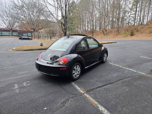 Used 2010 Volkswagen Beetle Coupe image 4
