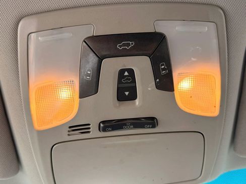 Used 2015 Toyota Sienna SE w/ SE Preferred Package FWD image 34
