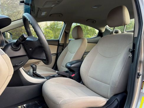 Used 2014 Hyundai Elantra SE image 11