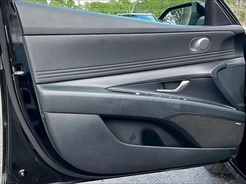 Used 2022 Hyundai Elantra Limited w/ Preferred Accessory Package image 22