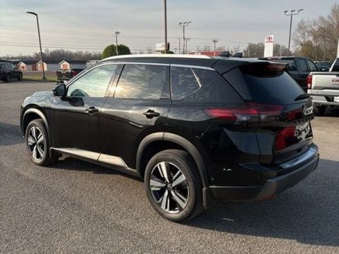 Used 2025 Nissan Rogue SL w/ Tech Package image 2