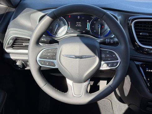 Used 2025 Chrysler Pacifica Select FWD image 12
