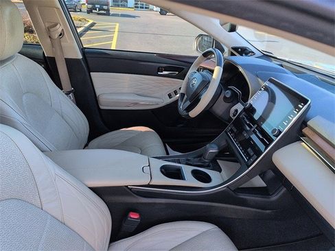 Used 2019 Toyota Avalon Limited image 10