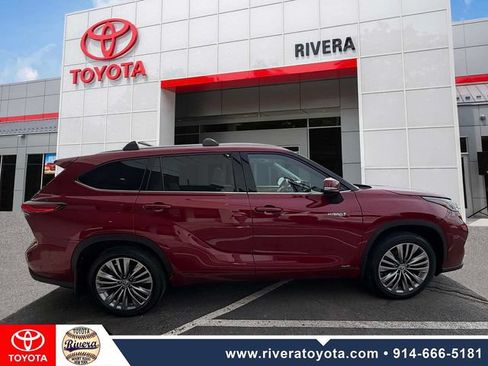 Used 2021 Toyota Highlander Platinum AWD/4WD image 2