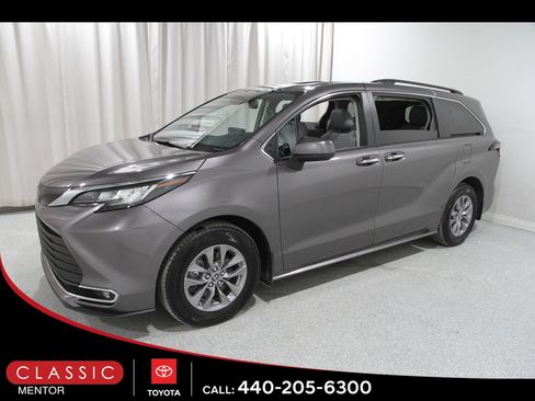 Certified 2023 Toyota Sienna XLE image 3