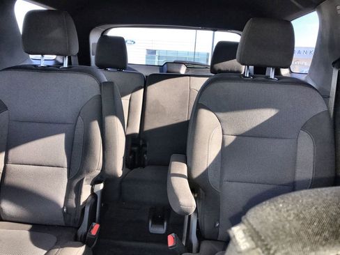 Used 2023 Chevrolet Traverse LT w/ Rear Camera Mirror Package image 21