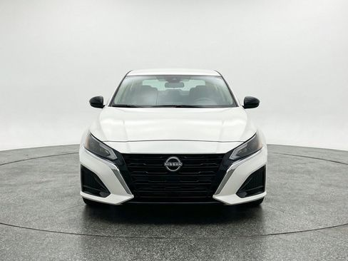 Used 2025 Nissan Altima 2.5 SV FWD image 2